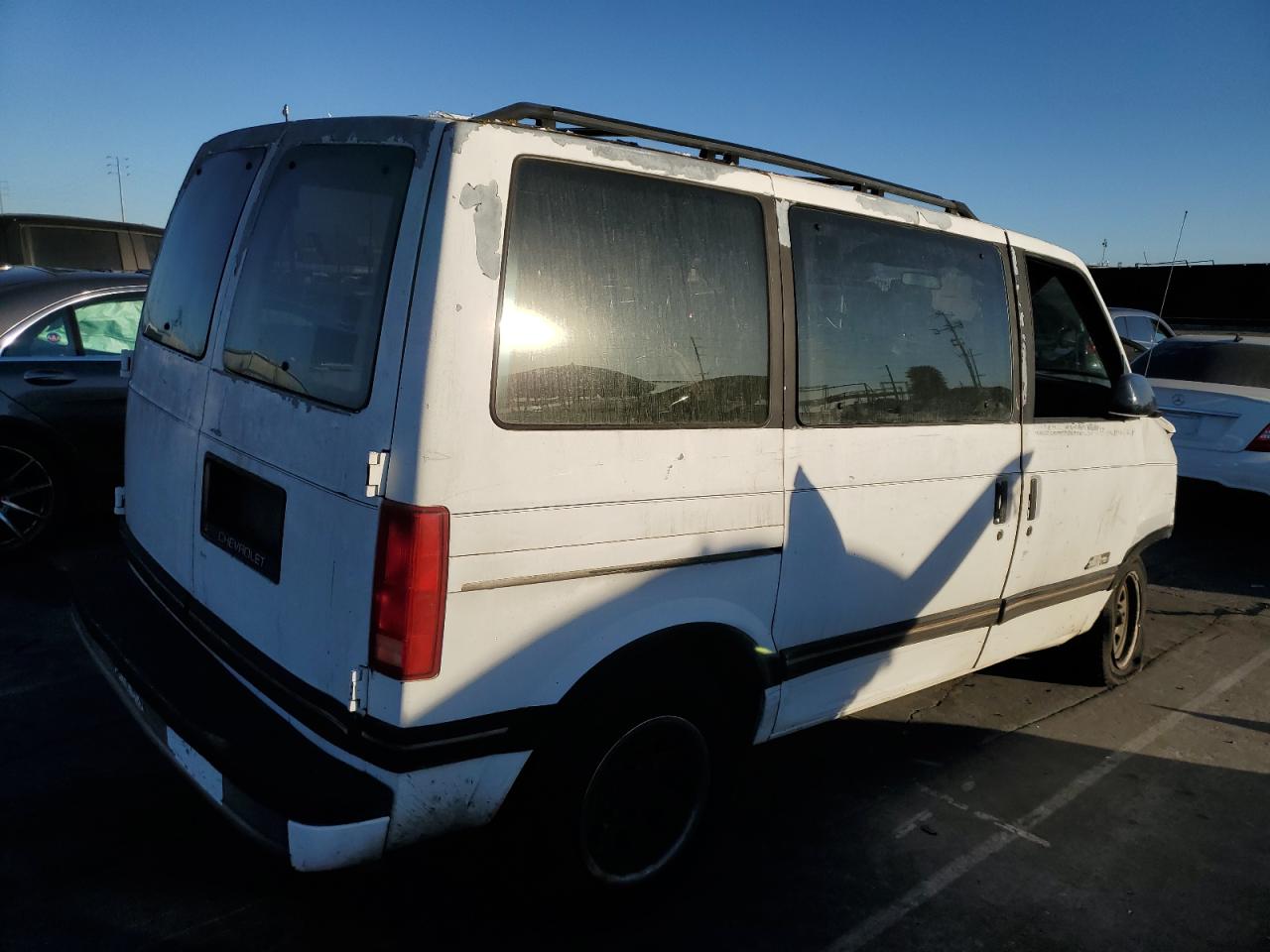 1990 Chevrolet Astro VIN 1GNDM15Z4LB159994 Copart auction photo, all over damage thumbnail 3