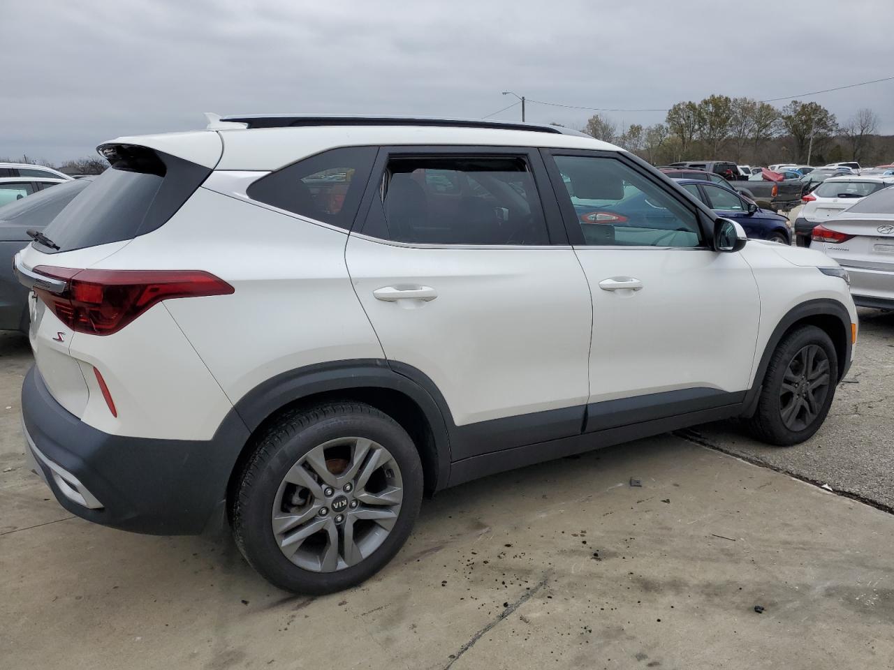 2021 KIA Seltos VIN KNDEU2AA1M7049797 Copart auction photo, vandalism damage thumbnail 3