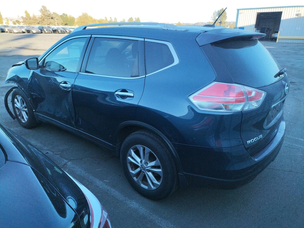 2015 Nissan Rogue VIN KNMAT2MTXFP513798 Copart auction photo, front end / side damage thumbnail 2