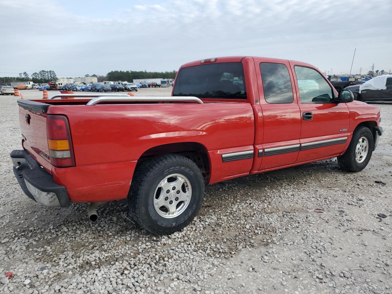 2000 Chevrolet Silverado VIN 1GCEC19T2YZ116405 Copart auction photo, front end / side damage thumbnail 3