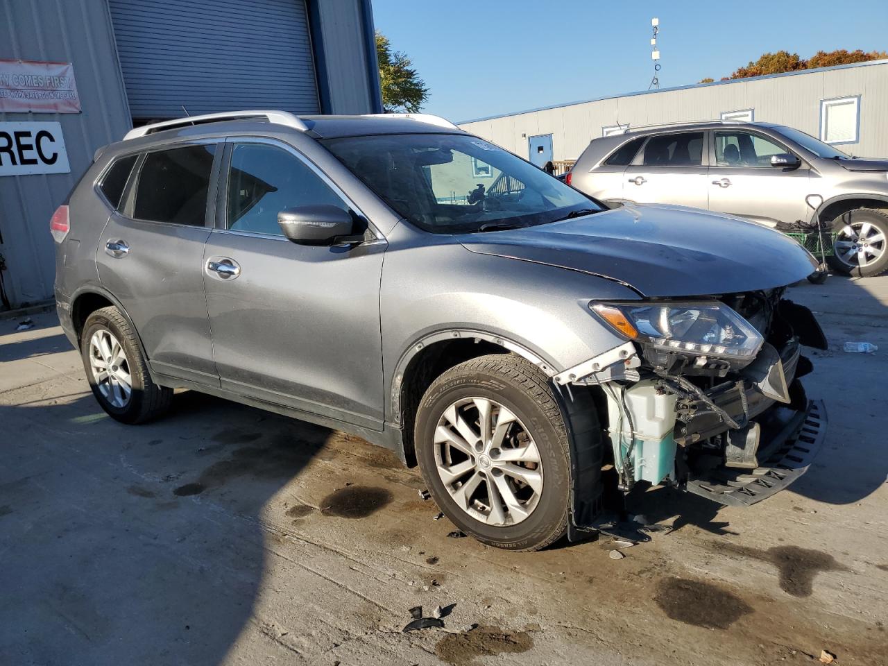 2015 Nissan Rogue VIN KNMAT2MVXFP508585 Copart auction photo, front end / minor dent/scratches damage thumbnail 4