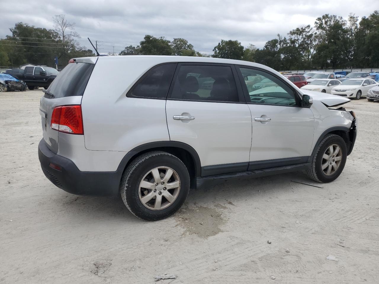 2013 KIA Sorento VIN 5XYKT3A14DG375902 Copart auction photo, front end / minor dent/scratches damage thumbnail 3