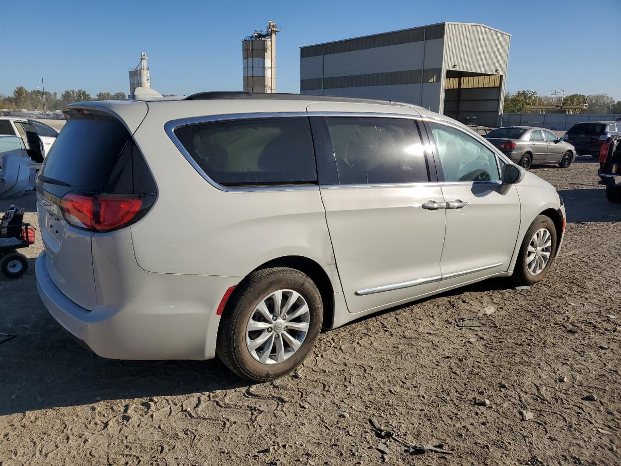 2017 Chrysler Pacifica VIN 2C4RC1BG1HR705695 Copart auction photo, front end damage thumbnail 3