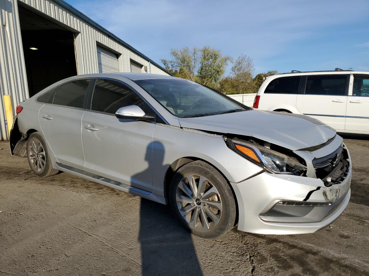 2016 Hyundai Sonata VIN 5NPE34AF0GH284783 Copart auction photo, front end / rear end damage thumbnail 4