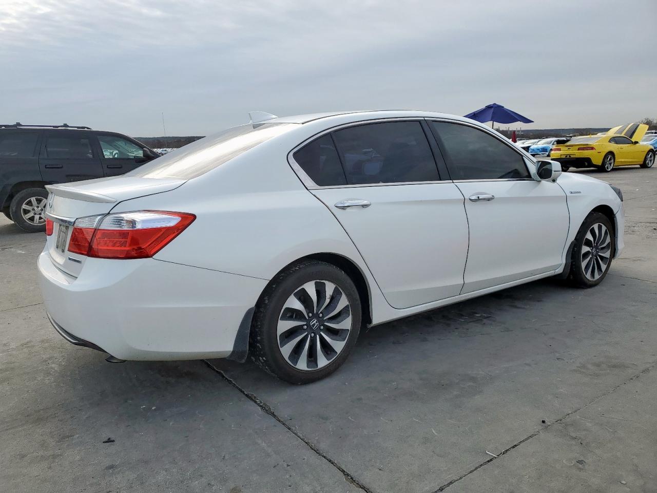 2015 Honda Accord VIN 1HGCR6F33FA015250 Copart auction photo, rear end / minor dent/scratches damage thumbnail 3
