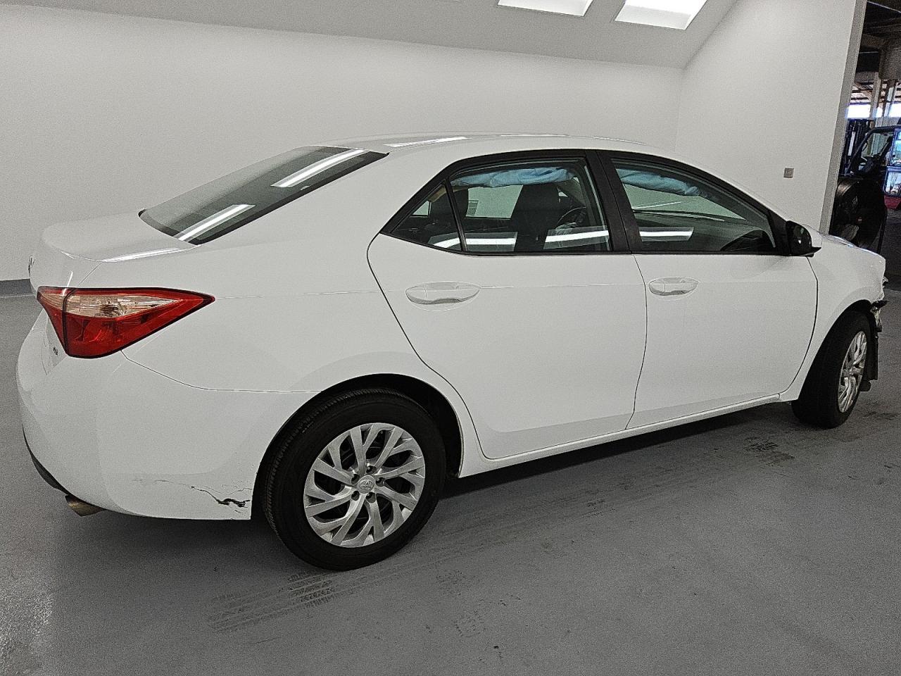 2018 Toyota Corolla VIN 5YFBURHE8JP836082 Copart auction photo, front end / minor dent/scratches damage thumbnail 3