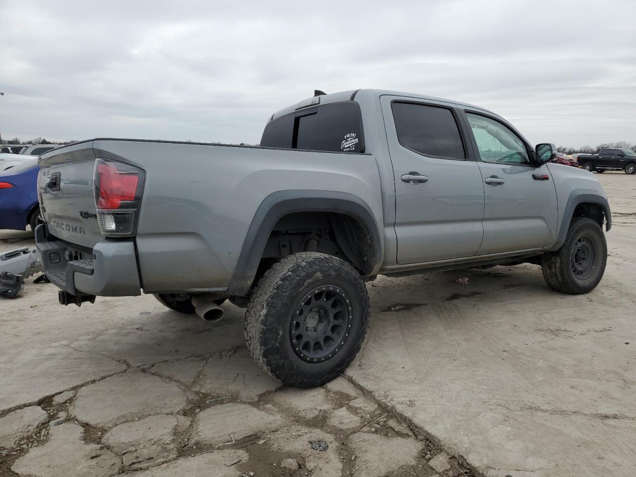 2017 Toyota Tacoma VIN 5TFCZ5AN9HX070593 Copart auction photo, front end / hail damage thumbnail 3