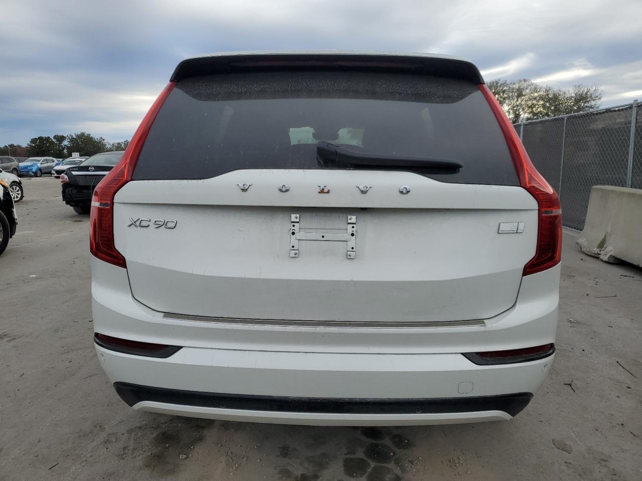 2023 Volvo XC90 VIN YV4H60CW8P1978460 Copart auction photo, front end / minor dent/scratches damage thumbnail 6