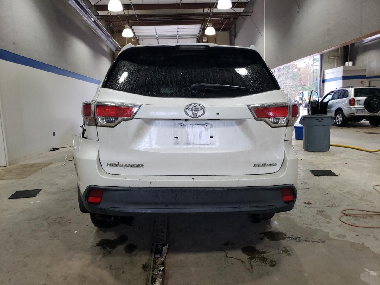 2015 Toyota Highlander VIN 5TDJKRFH7FS166862 Copart auction photo, front end / undercarriage damage thumbnail 6