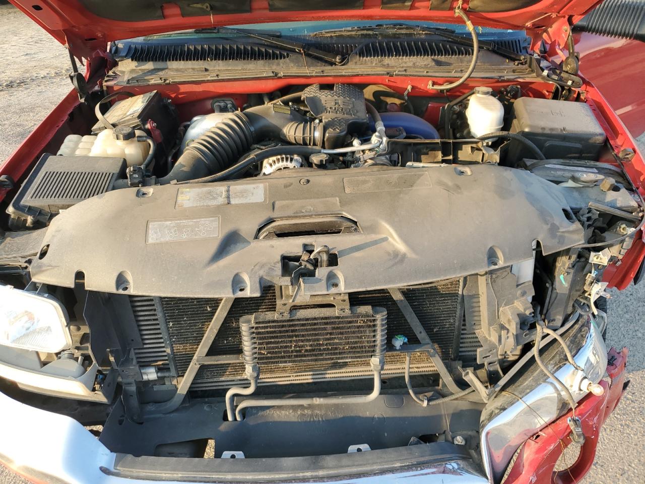 2004 GMC Sierra VIN 1GTJC39154E209557 Copart auction photo, front end / side damage thumbnail 11