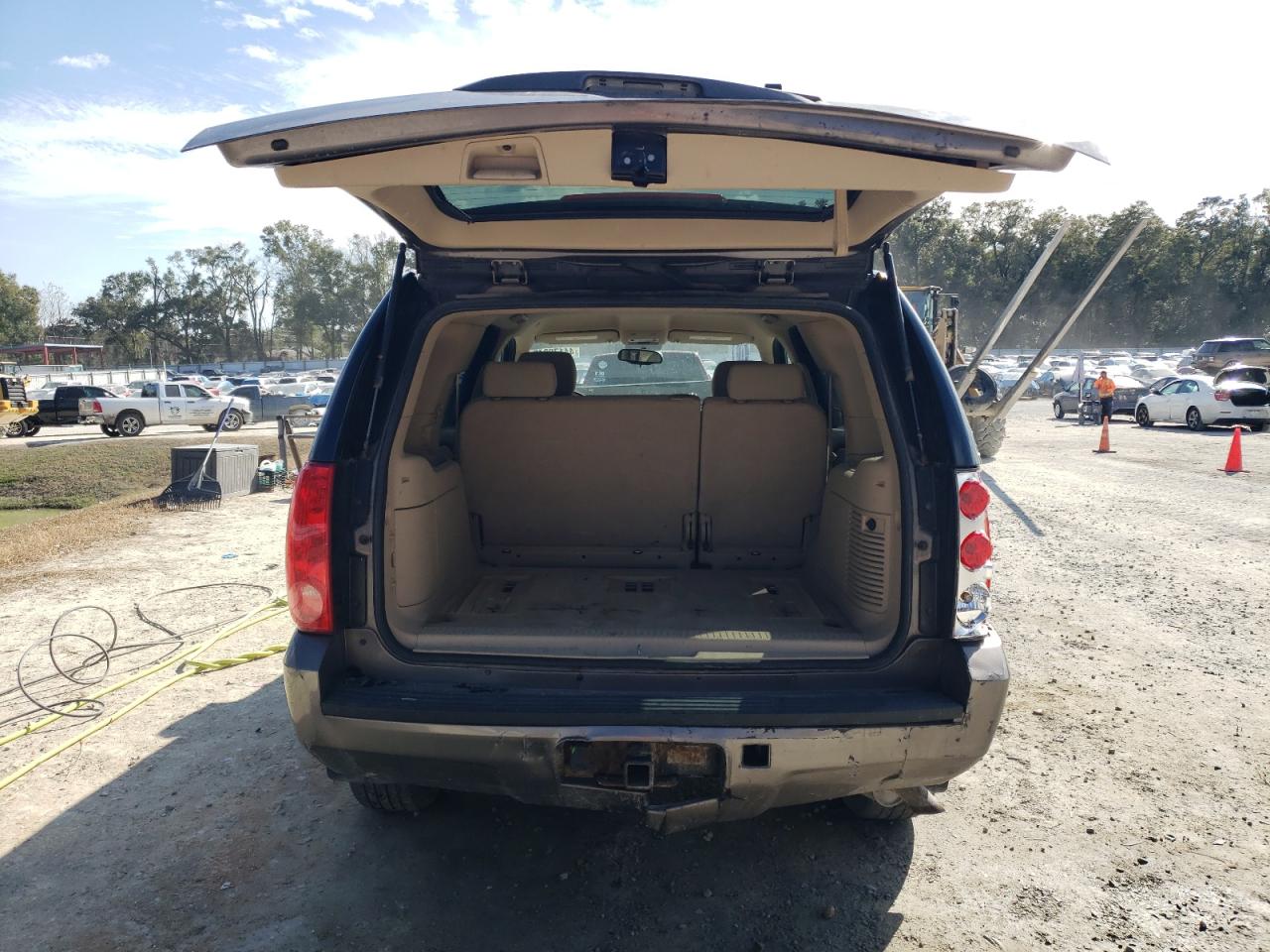 2011 GMC Yukon VIN 1GKS2AE07BR344512 Copart auction photo, rear end / minor dent/scratches damage thumbnail 6