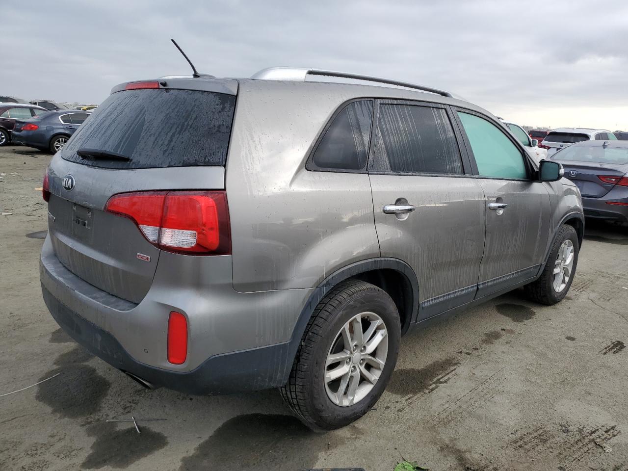 2015 KIA Sorento VIN 5XYKT4A68FG639496 Copart auction photo, vandalism damage thumbnail 3