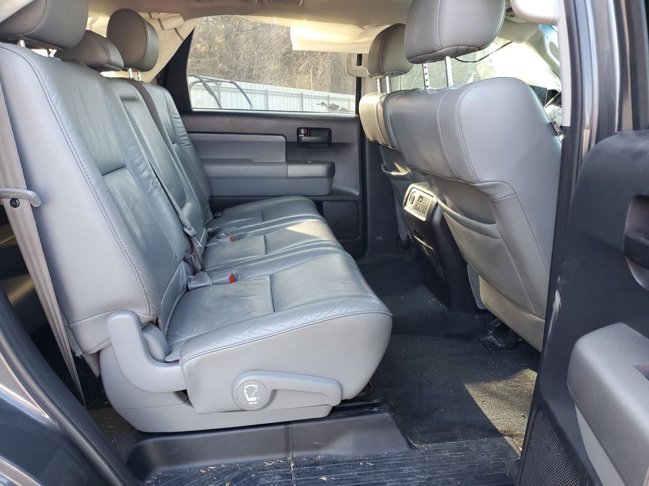 2016 Toyota Sequoia VIN 5TDBW5G19GS142762 Copart auction photo, front end / minor dent/scratches damage thumbnail 11