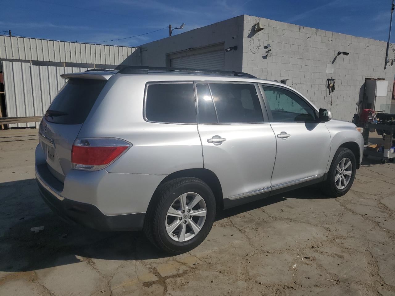 2013 Toyota Highlander VIN 5TDZK3EH8DS126076 Copart auction photo, burn damage thumbnail 3