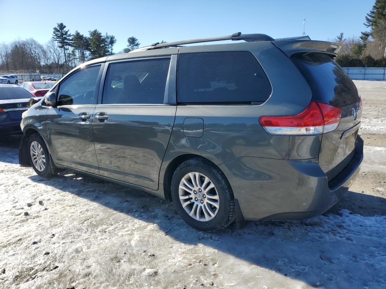 2011 Toyota Sienna VIN 5TDYK3DC2BS119963 Copart auction photo, front end damage thumbnail 2