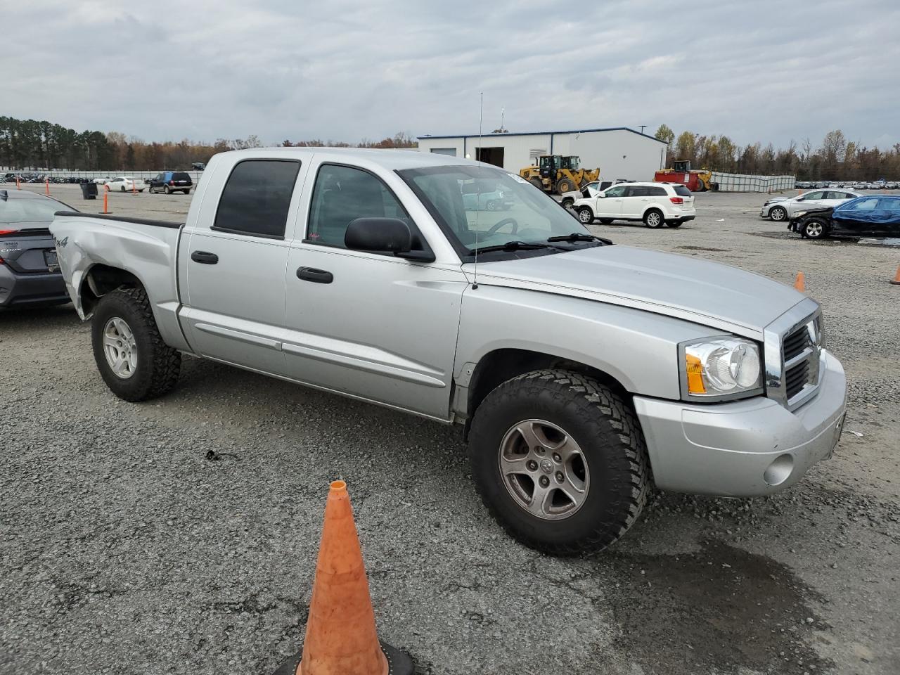 2005 Dodge Dakota VIN 1D7HW48N75S205051 Copart auction photo, rear end damage thumbnail 4