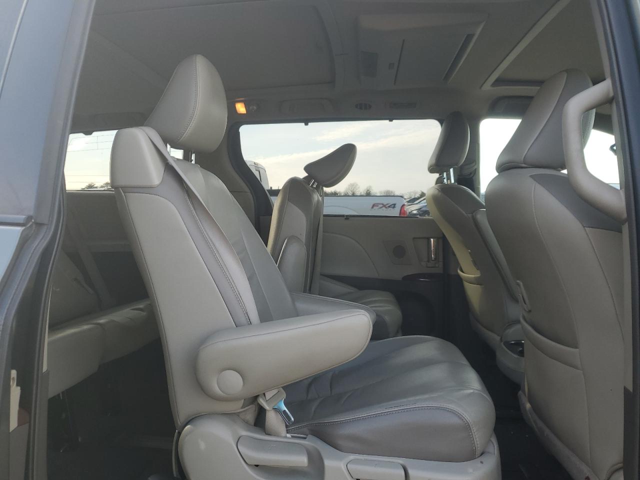 2011 Toyota Sienna VIN 5TDDK3DC0BS003417 Copart auction photo, front end / minor dent/scratches damage thumbnail 12