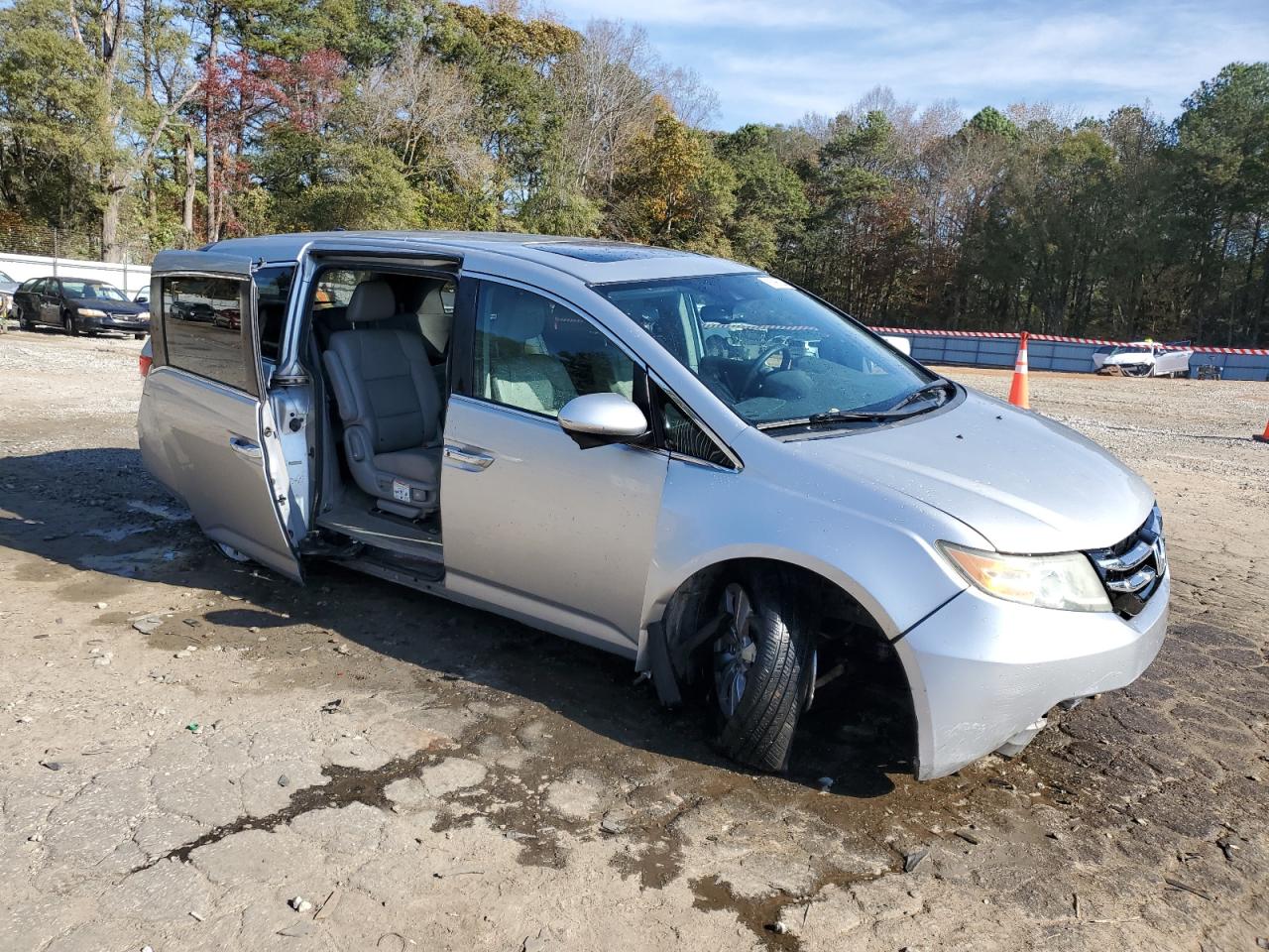 2015 Honda Odyssey VIN 5FNRL5H60FB019081 Copart auction photo, side / front end damage thumbnail 4