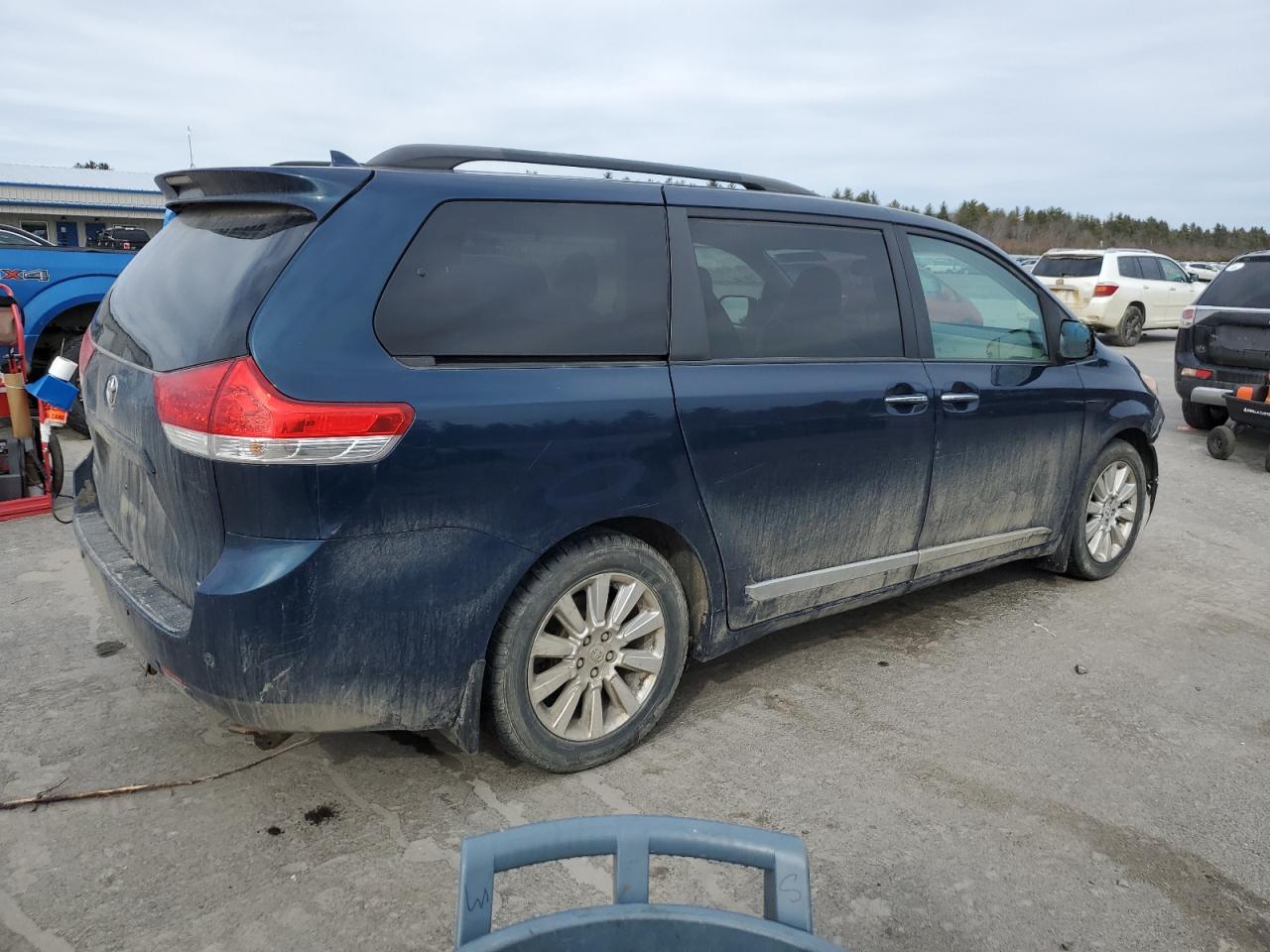 2011 Toyota Sienna VIN 5TDDK3DC7BS019811 Copart auction photo, front end damage thumbnail 3