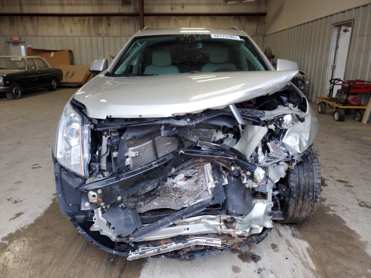 2015 Cadillac SRX VIN 3GYFNDE35FS571811 Copart auction photo, front end / side damage thumbnail 5