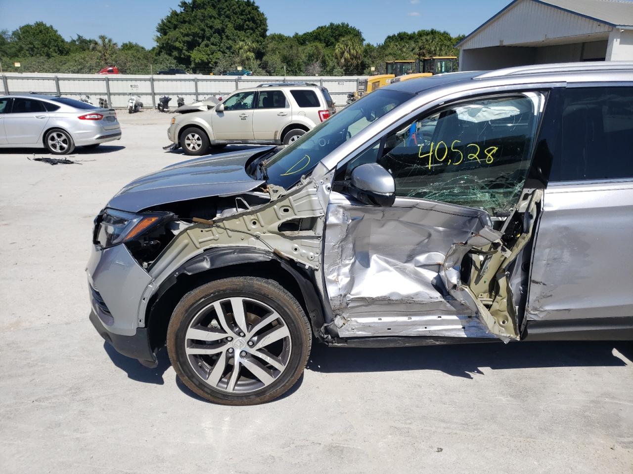2017 Honda Pilot VIN 5FNYF5H95HB000106 Copart auction photo, side / front end damage thumbnail 9