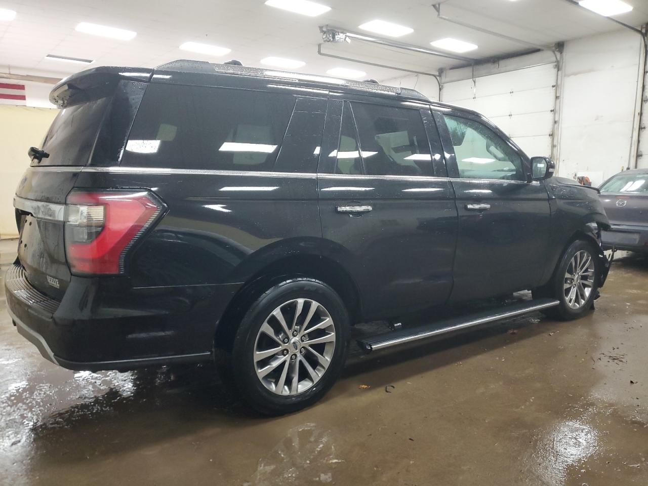 2018 Ford Expedition VIN 1FMJU2AT0JEA58445 Copart auction photo, side / front end damage thumbnail 3
