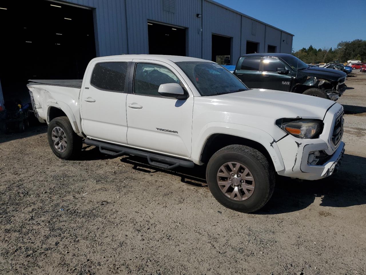 2017 Toyota Tacoma VIN 5TFAZ5CN8HX025715 Copart auction photo, rear end / front end damage thumbnail 4