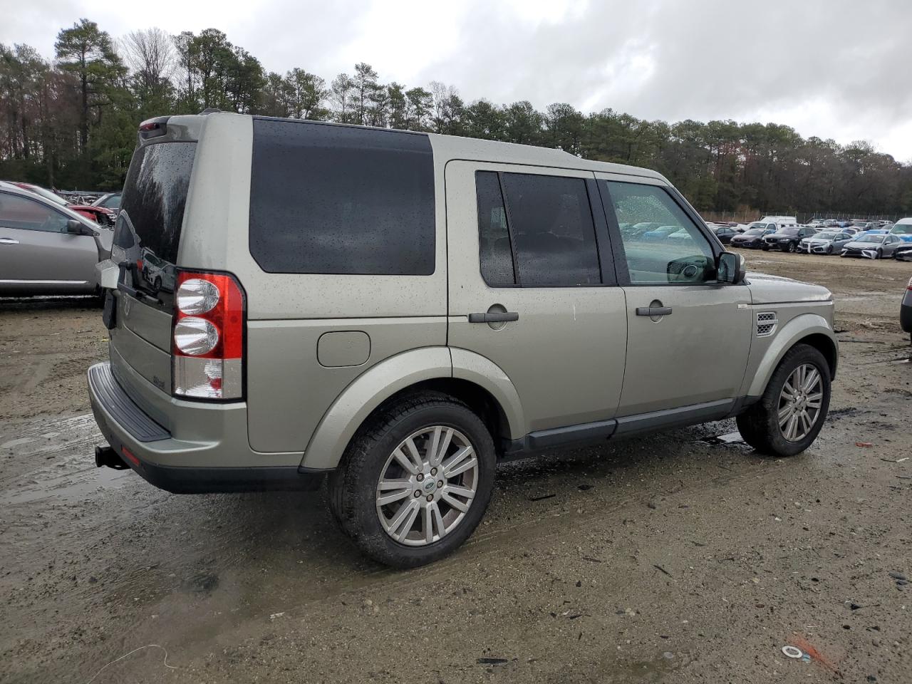 2011 Land Rover LR4 VIN SALAG2D46BA558420 Copart auction photo, minor dent/scratches damage thumbnail 3