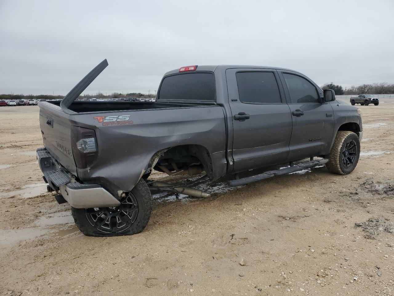 2017 Toyota Tundra VIN 5TFDW5F1XHX614764 Copart auction photo, rear end / undercarriage damage thumbnail 3