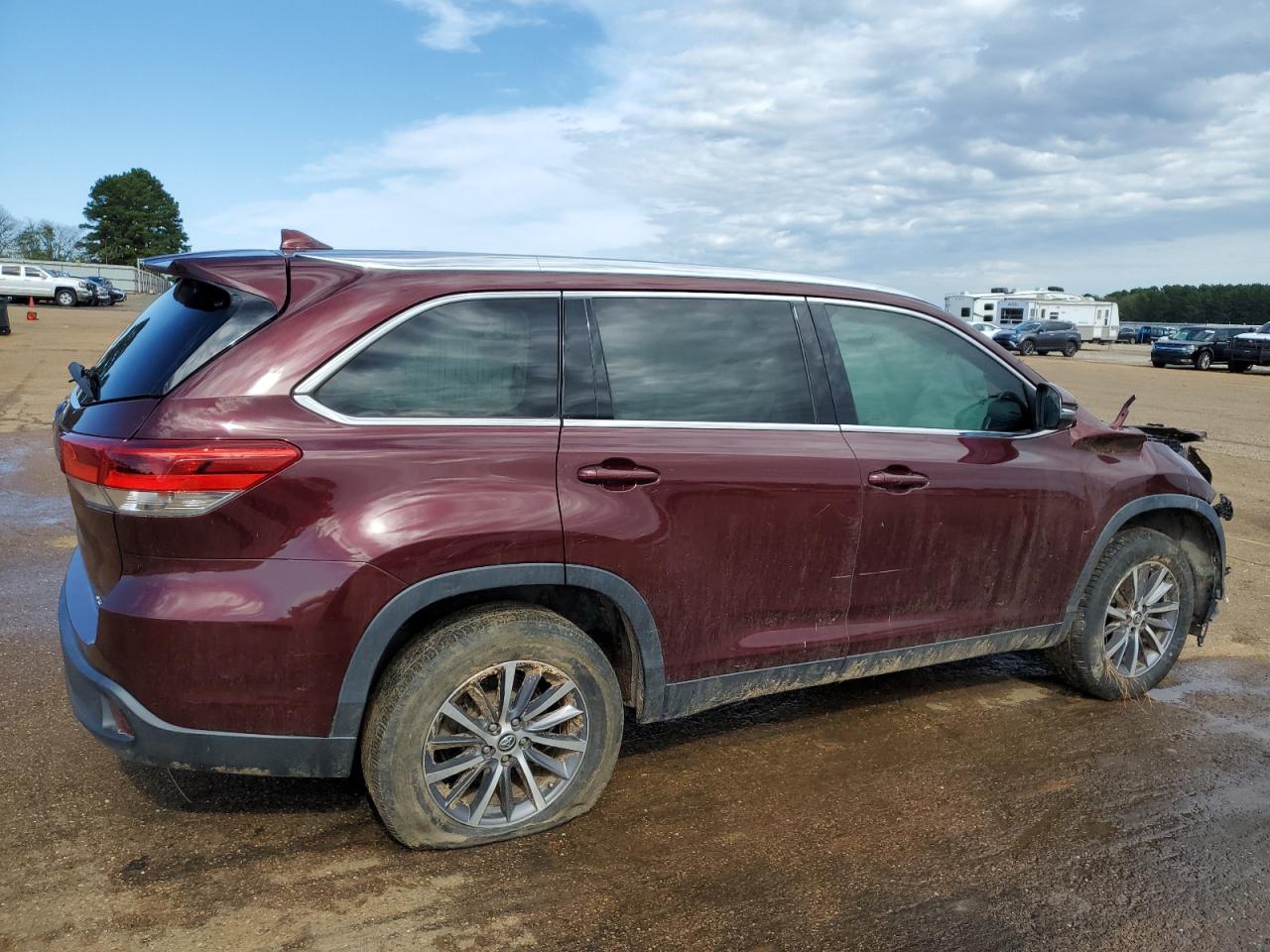 2019 Toyota Highlander VIN 5TDKZRFHXKS340269 Copart auction photo, front end / side damage thumbnail 3