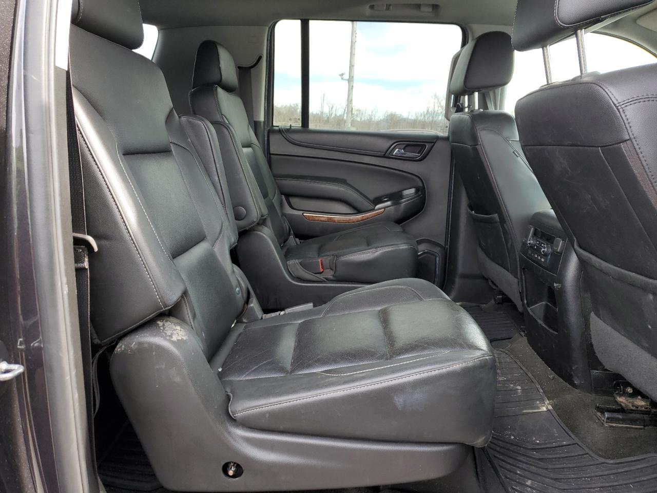 2018 Chevrolet Suburban VIN 1GNSKJKC5JR262326 Copart auction photo, front end / minor dent/scratches damage thumbnail 11