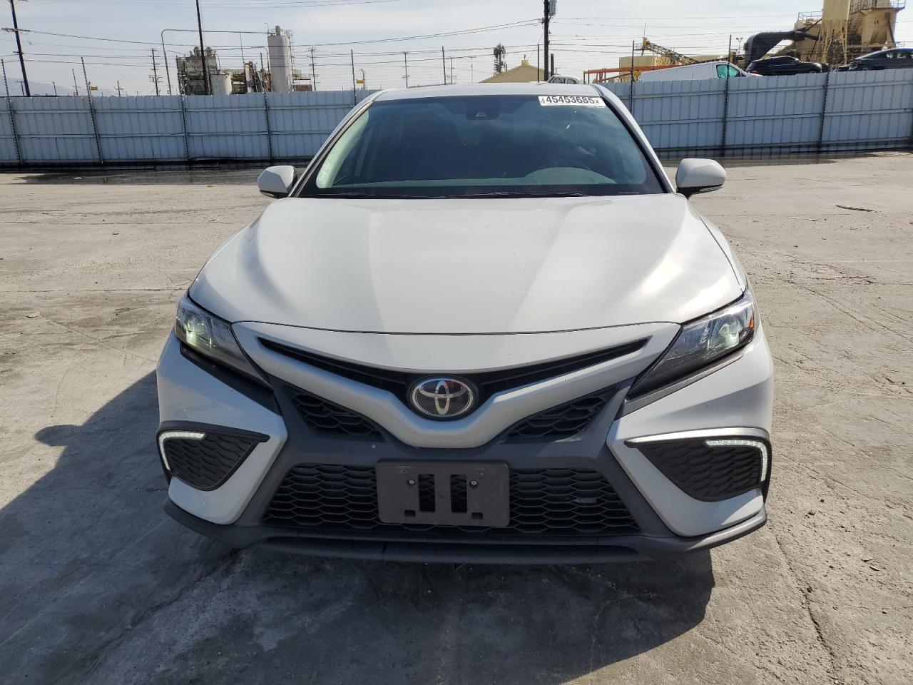 2022 Toyota Camry VIN 4T1G11AK0NU057120 Copart auction photo, minor dent/scratches damage thumbnail 5