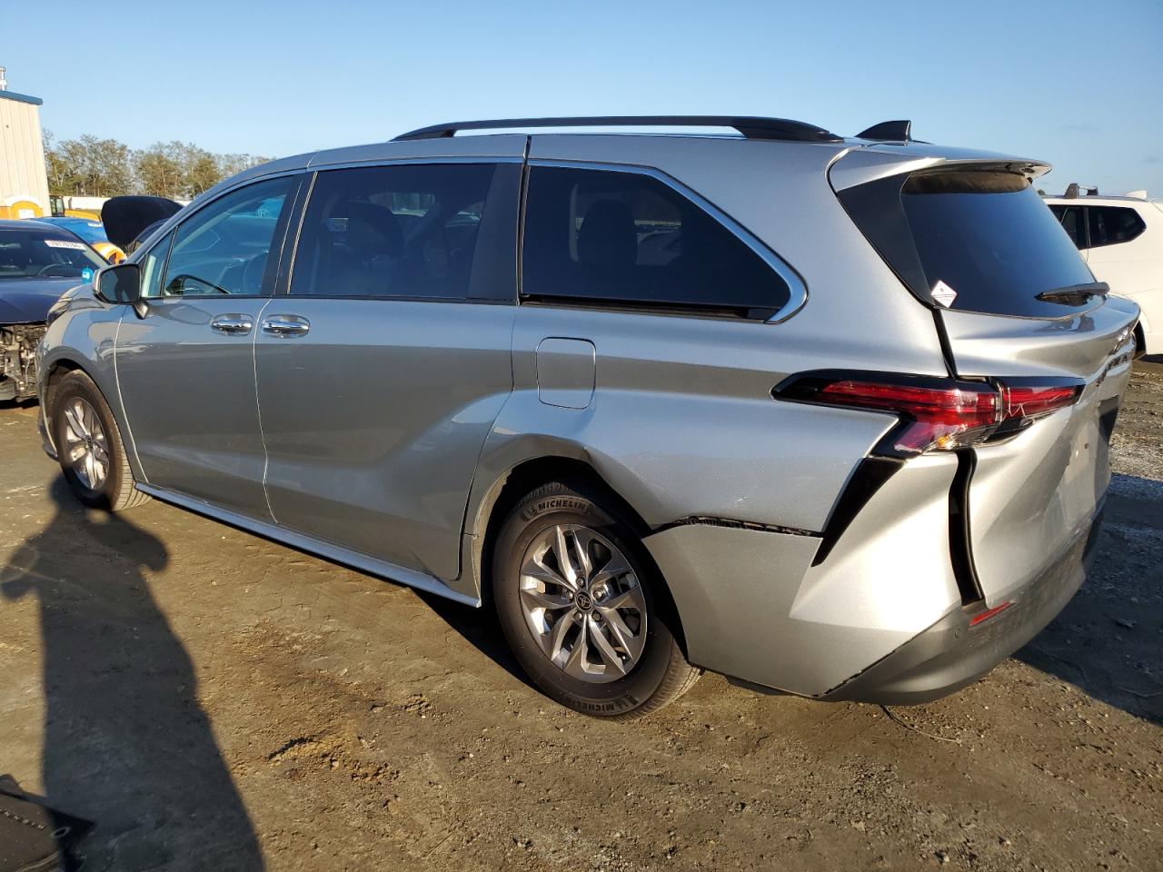 2022 Toyota Sienna VIN 5TDJRKEC9NS121753 Copart auction photo, rear end damage thumbnail 2
