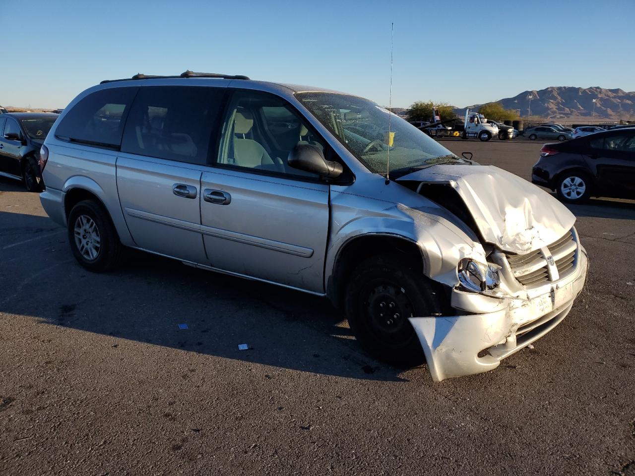 2005 Dodge Caravan VIN 2D4GP24R85R135077 Copart auction photo, front end damage thumbnail 4