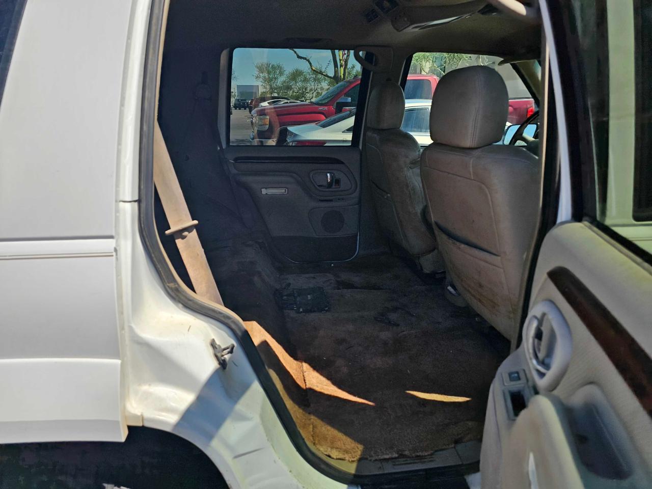 2000 Cadillac Escalade VIN 1GYEK63R3YR218285 Copart auction photo, minor dent/scratches / normal wear damage thumbnail 6