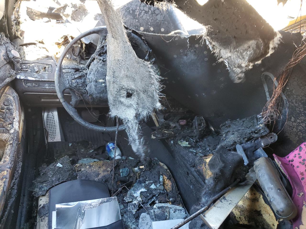 2011 BMW 5er VIN WBAFR9C54BC758823 Copart auction photo, burn damage thumbnail 8