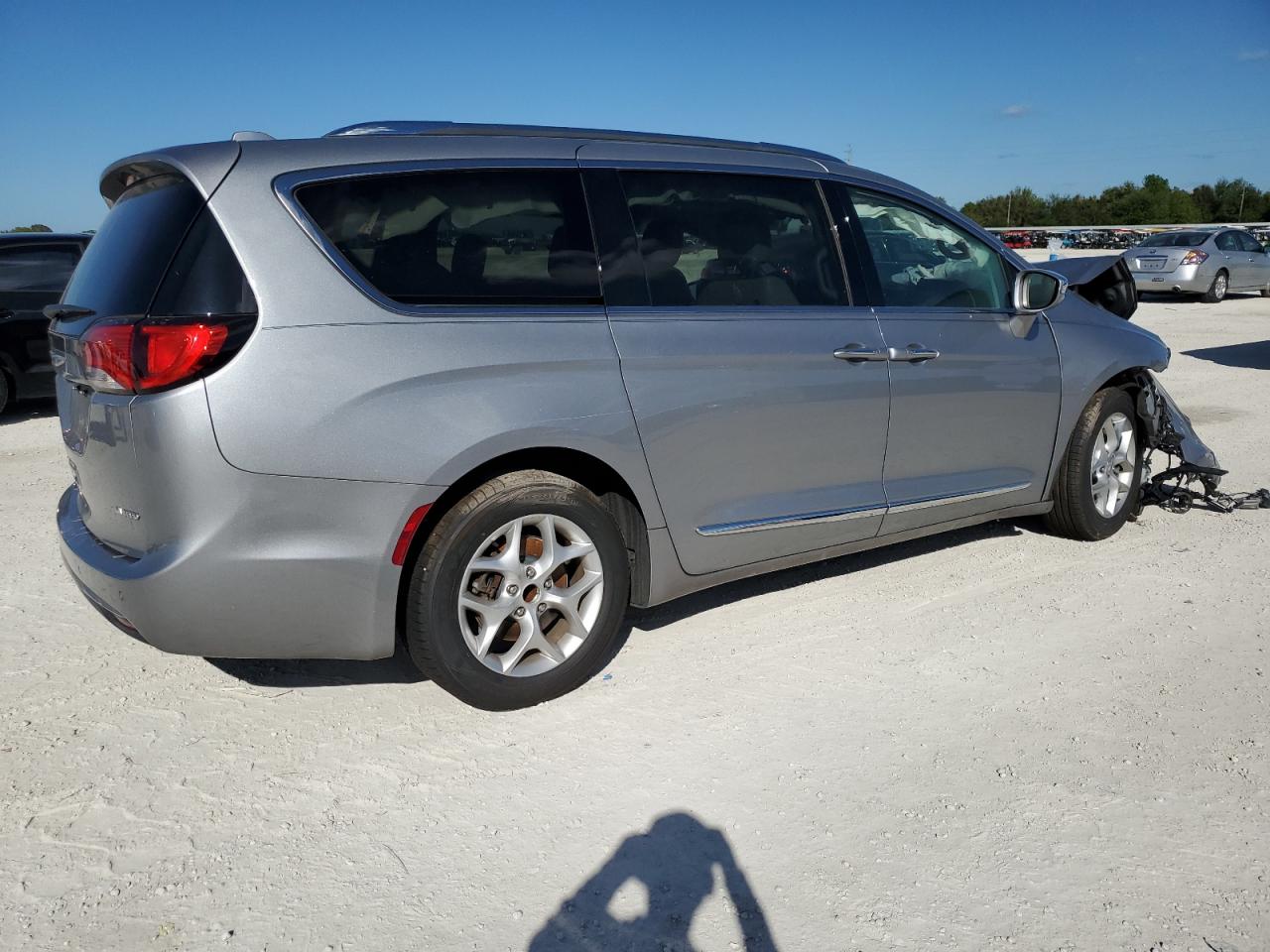 2020 Chrysler Pacifica VIN 2C4RC1GG7LR285992 Copart auction photo, front end damage thumbnail 3