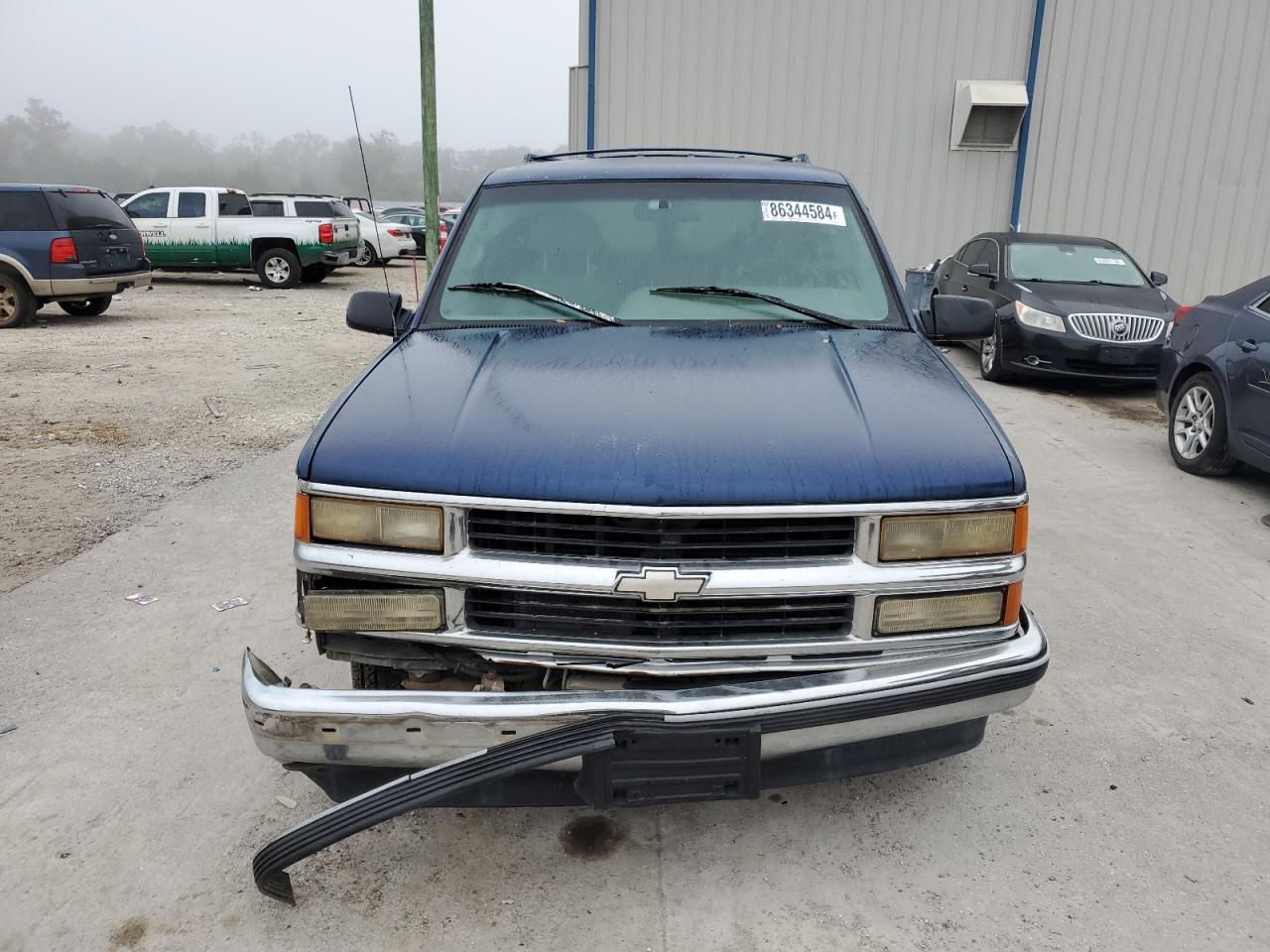 1996 Chevrolet Suburban VIN 1GNEC16R8TJ359059 Copart auction photo, front end damage thumbnail 5