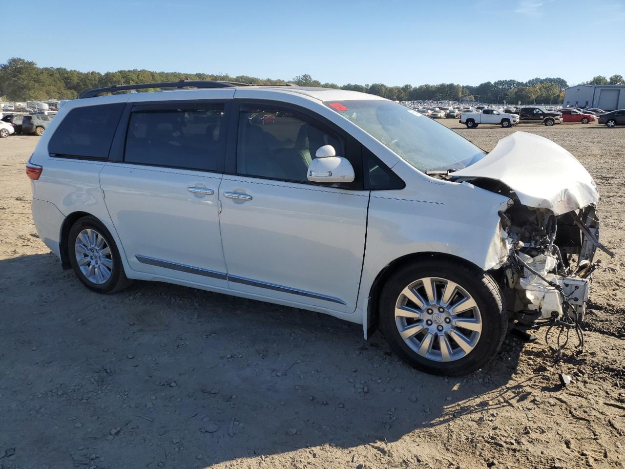 2015 Toyota Sienna VIN 5TDYK3DCXFS550038 Copart auction photo, front end / minor dent/scratches damage thumbnail 4