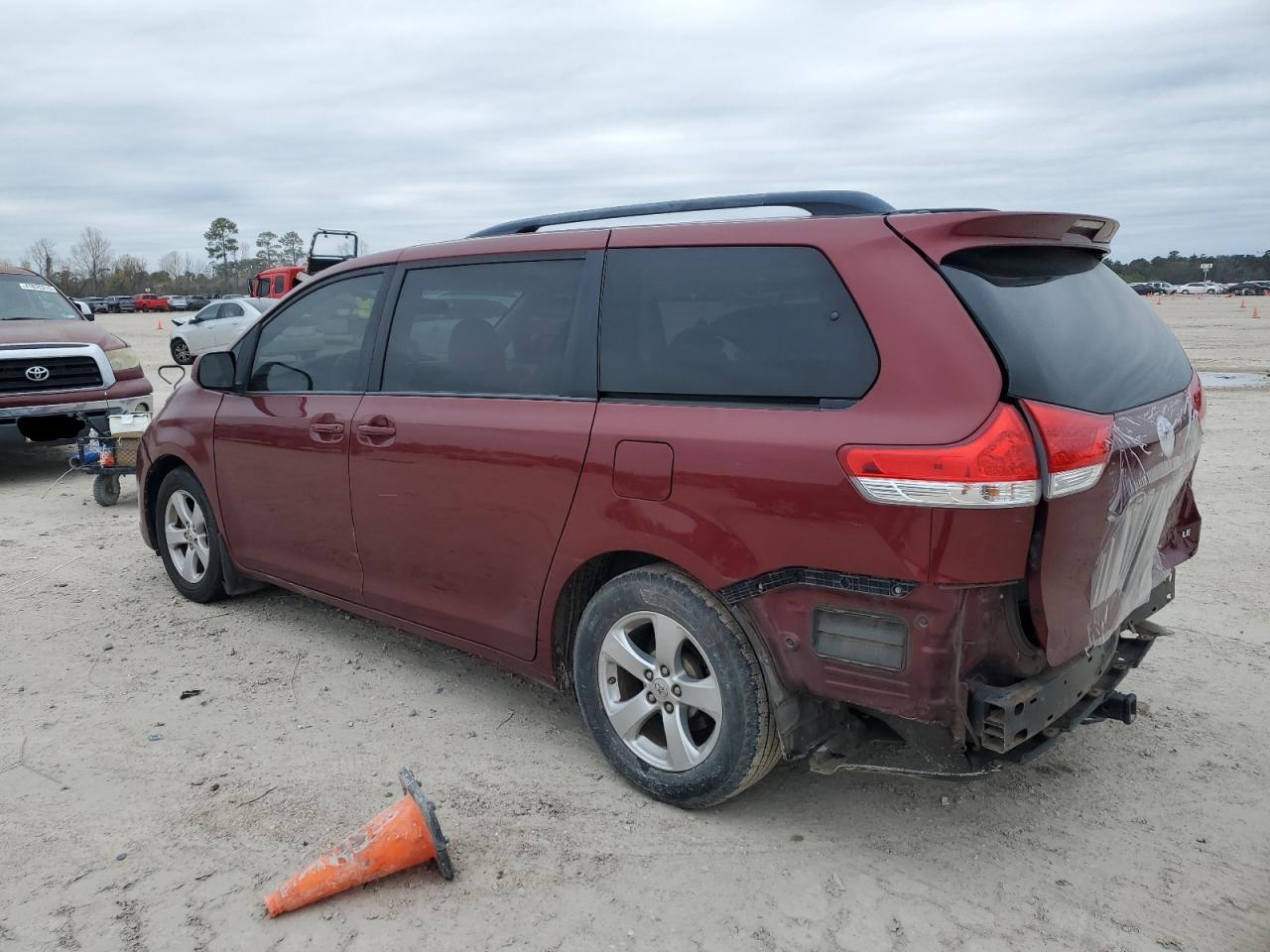 2013 Toyota Sienna VIN 5TDKK3DC1DS316180 Copart auction photo, rear end / minor dent/scratches damage thumbnail 2
