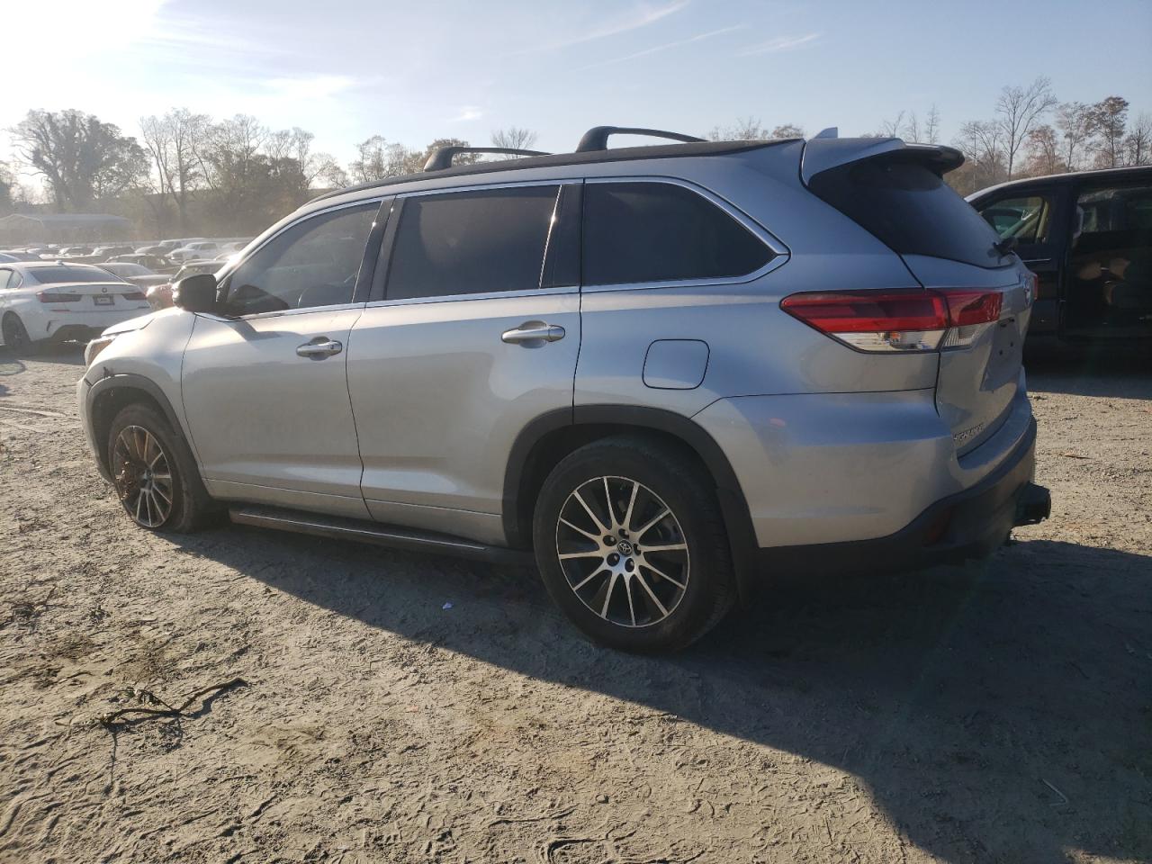 2018 Toyota Highlander VIN 5TDJZRFH5JS898251 Copart auction photo, rear end / front end damage thumbnail 2