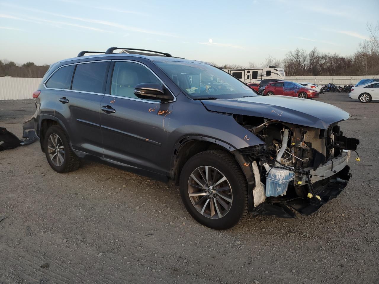 2019 Toyota Highlander VIN 5TDJZRFH3KS717875 Copart auction photo, front end damage thumbnail 4