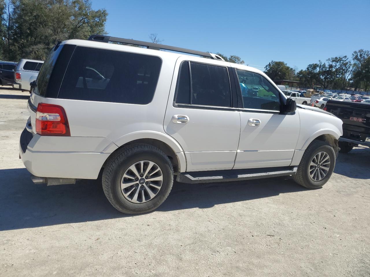 2016 Ford Expedition VIN 1FMJU1JT3GEF54343 Copart auction photo, front end / minor dent/scratches damage thumbnail 3
