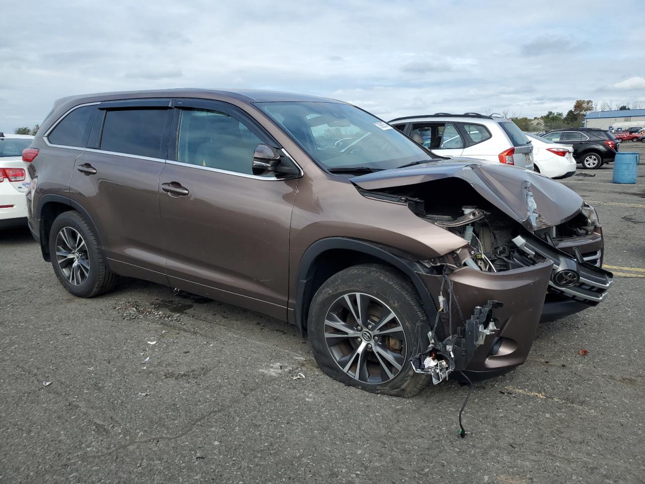 2018 Toyota Highlander VIN 5TDBZRFH1JS856101 Copart auction photo, front end / side damage thumbnail 4