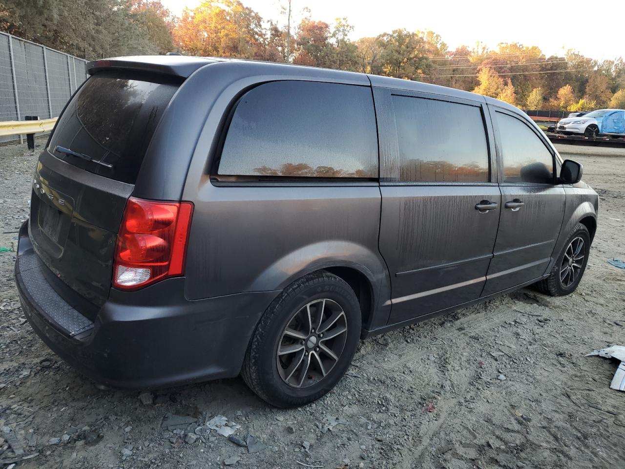2015 Dodge Caravan VIN 2C4RDGBG7FR559705 Copart auction photo, front end / rear end damage thumbnail 3