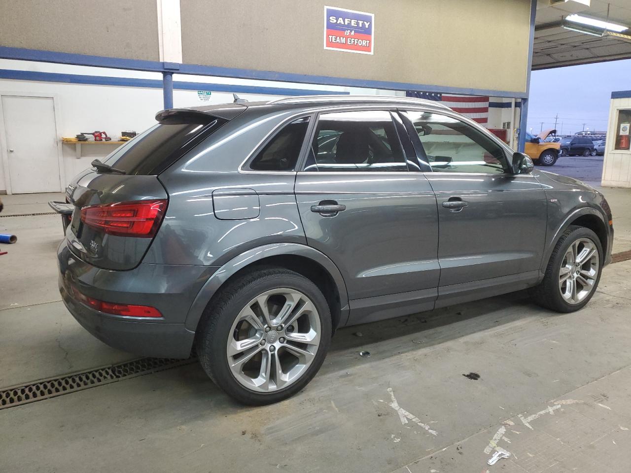 2018 Audi Q3 VIN WA1JCCFS0JR006359 Copart auction photo, side / rear end damage thumbnail 3