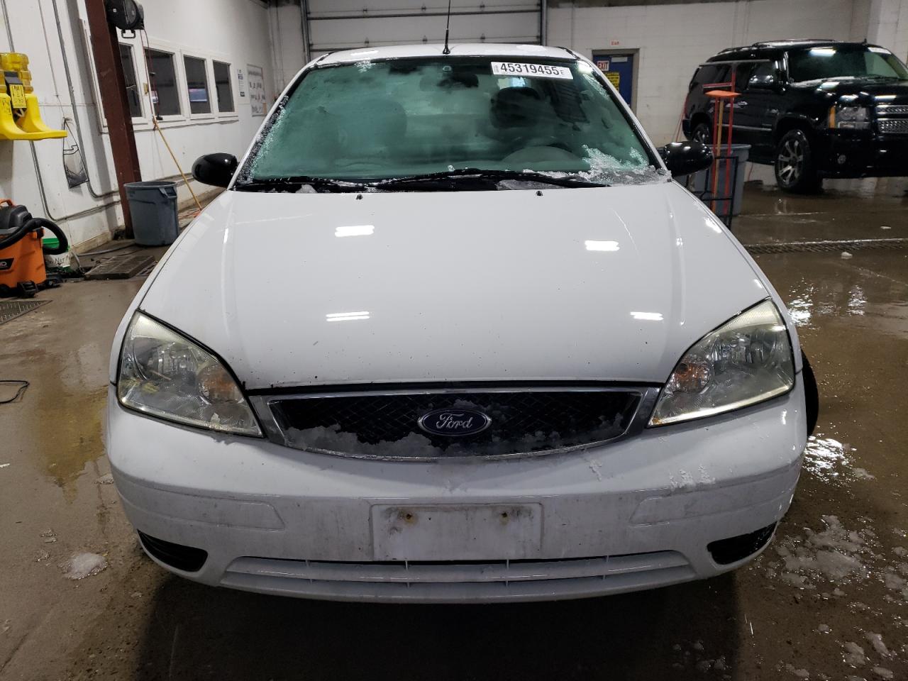 2005 Ford Focus VIN 1FAFP34N15W119747 Copart auction photo, undercarriage / minor dent/scratches damage thumbnail 5