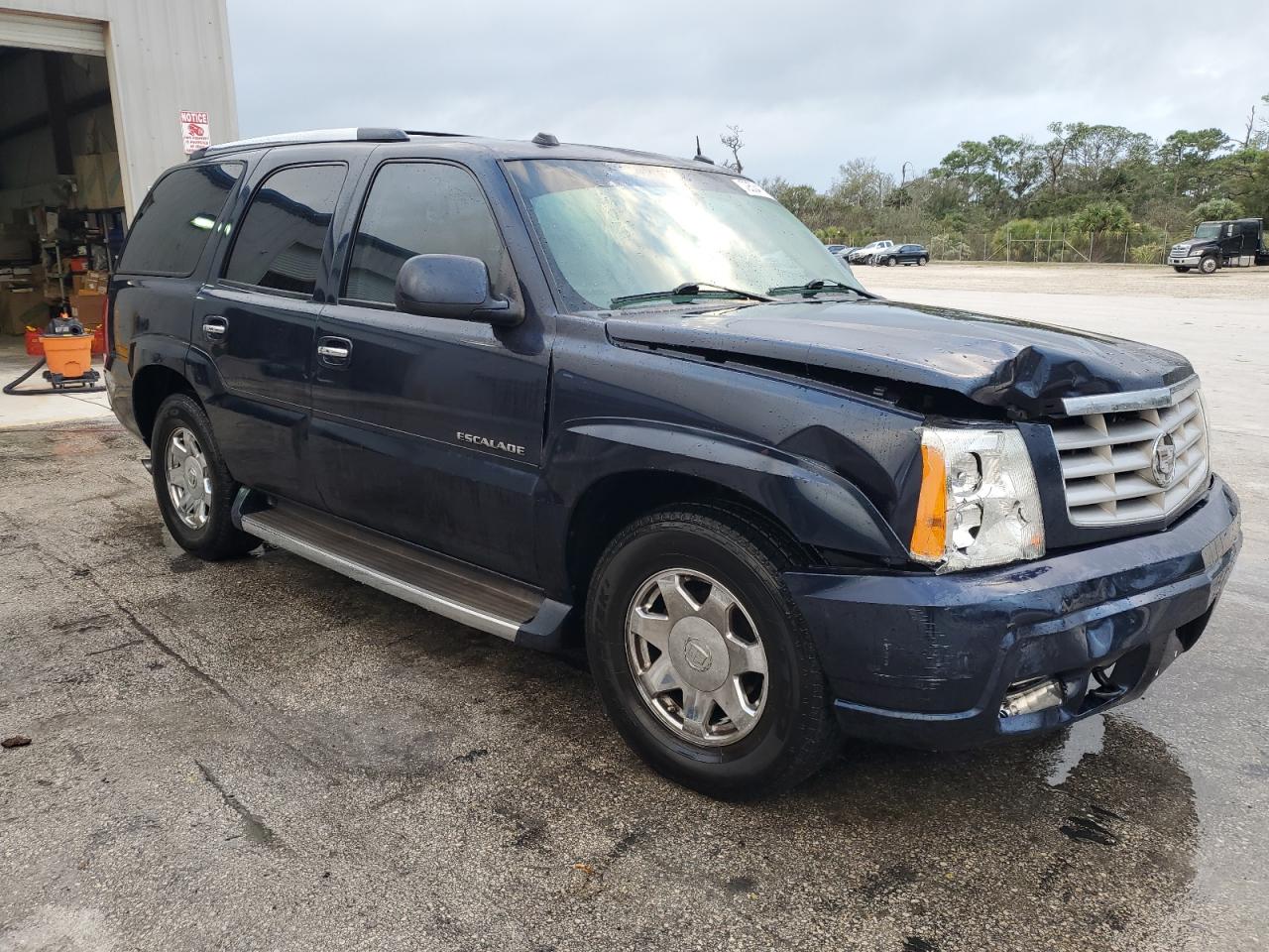 2005 Cadillac Escalade VIN 1GYEC63T75R166955 Copart auction photo, front end / side damage thumbnail 4