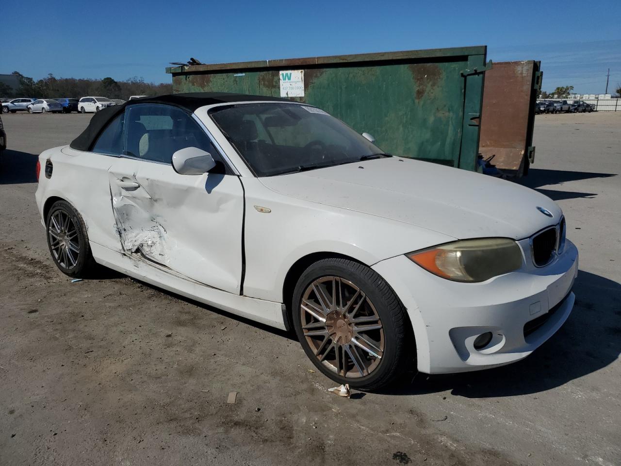 2012 BMW 1er VIN WBAUN1C5XCVH84372 Copart auction photo, side / minor dent/scratches damage thumbnail 4