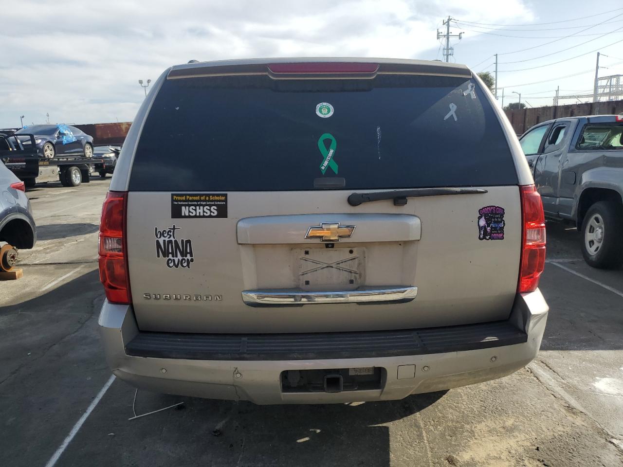 2009 Chevrolet Suburban VIN 1GNFC16J89R288681 Copart auction photo, minor dent/scratches damage thumbnail 6